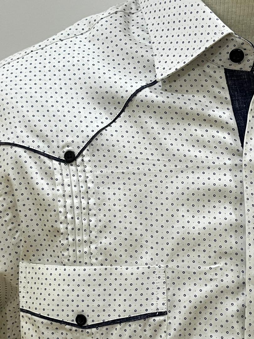 Guayabera blanca de puntos azul oscuro