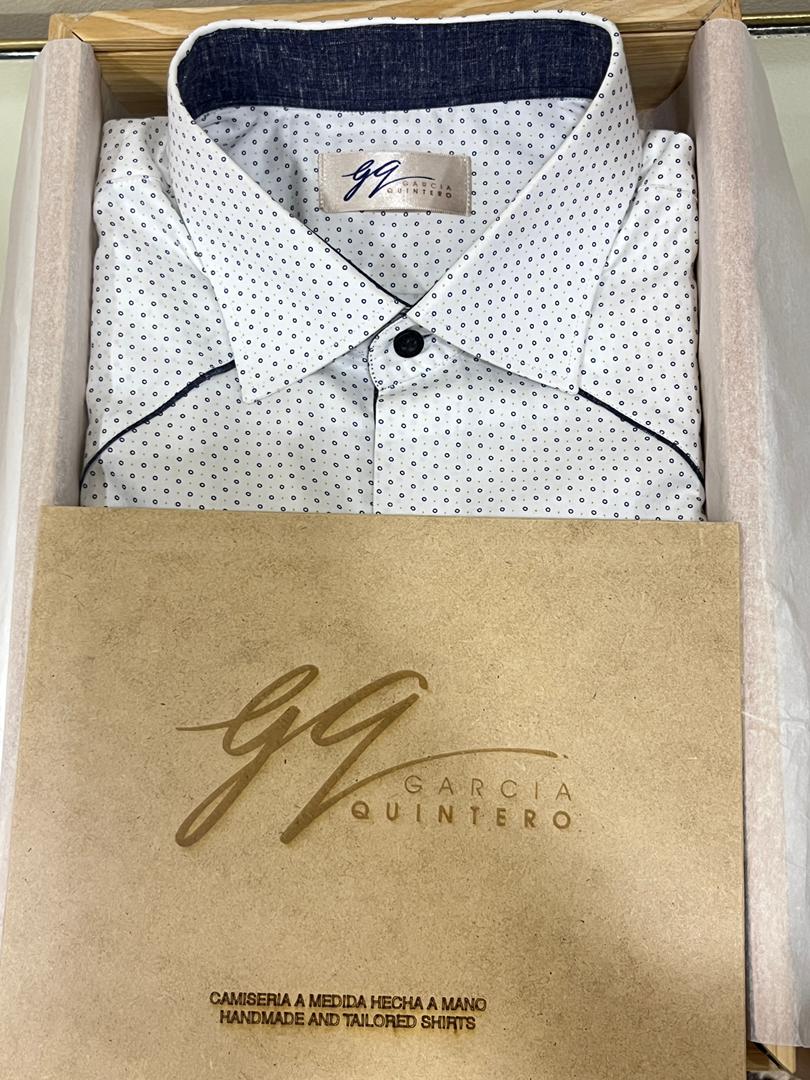 Guayabera blanca de puntos azul oscuro