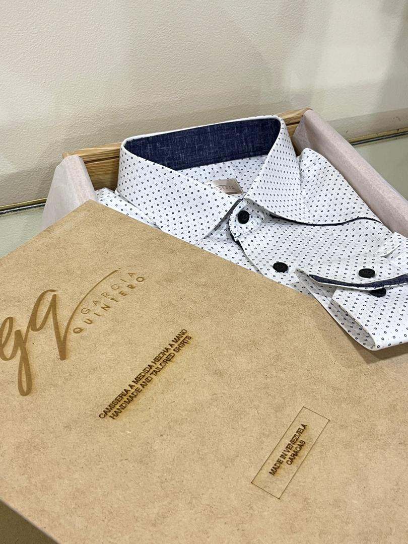 Guayabera blanca de puntos azul oscuro