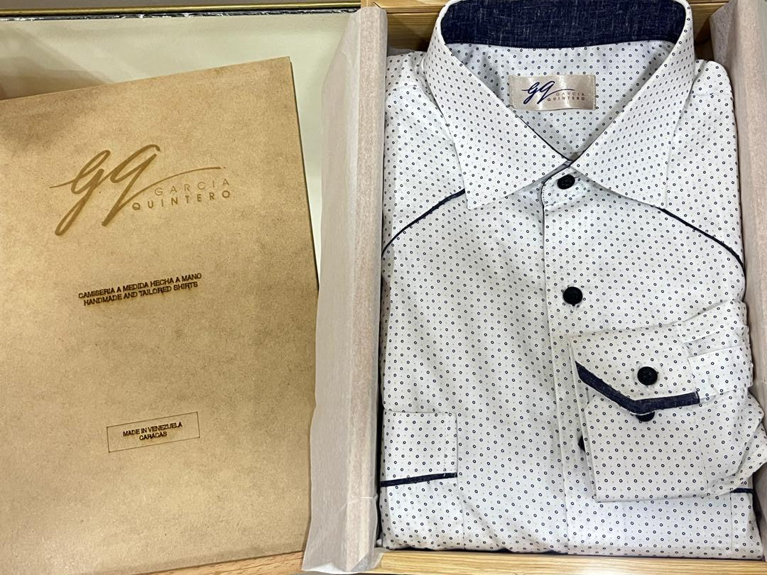 Guayabera blanca de puntos azul oscuro