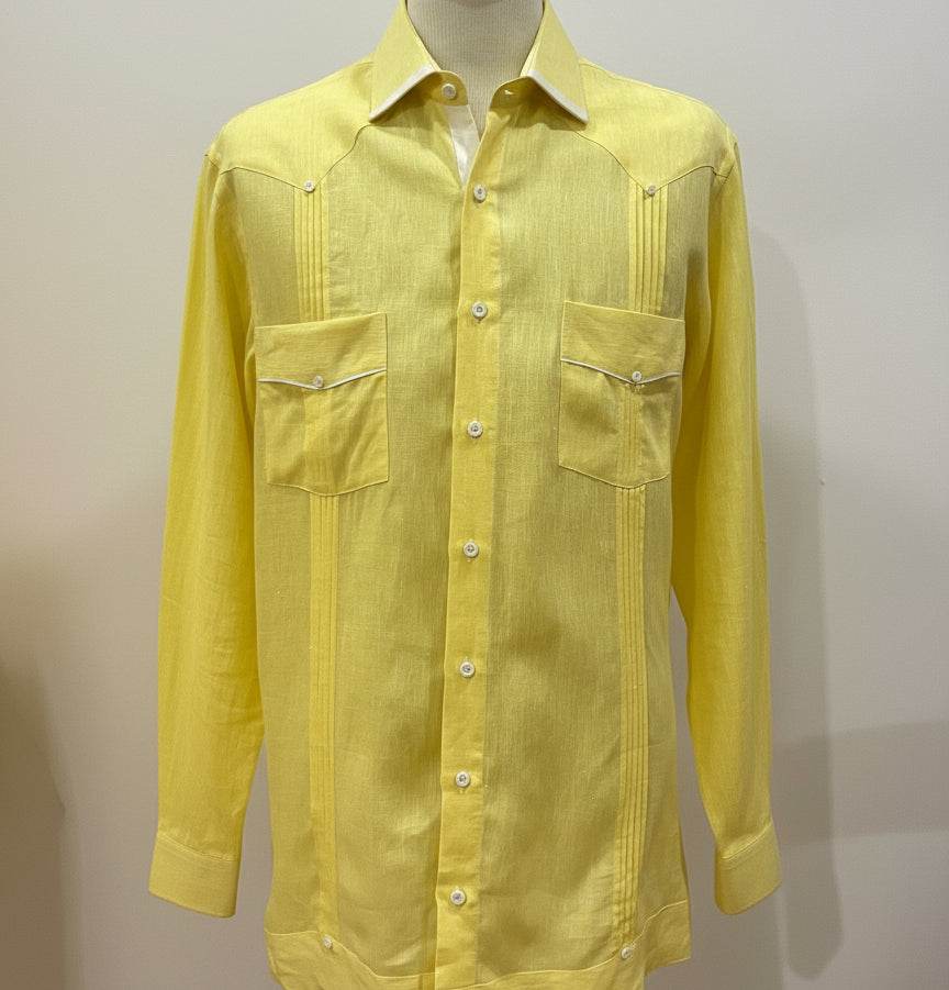 Guayabera amarilla vivos bancos