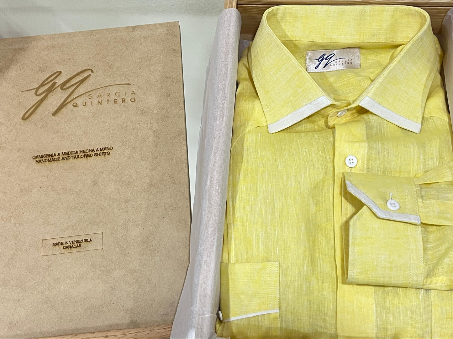 Guayabera amarilla vivos bancos