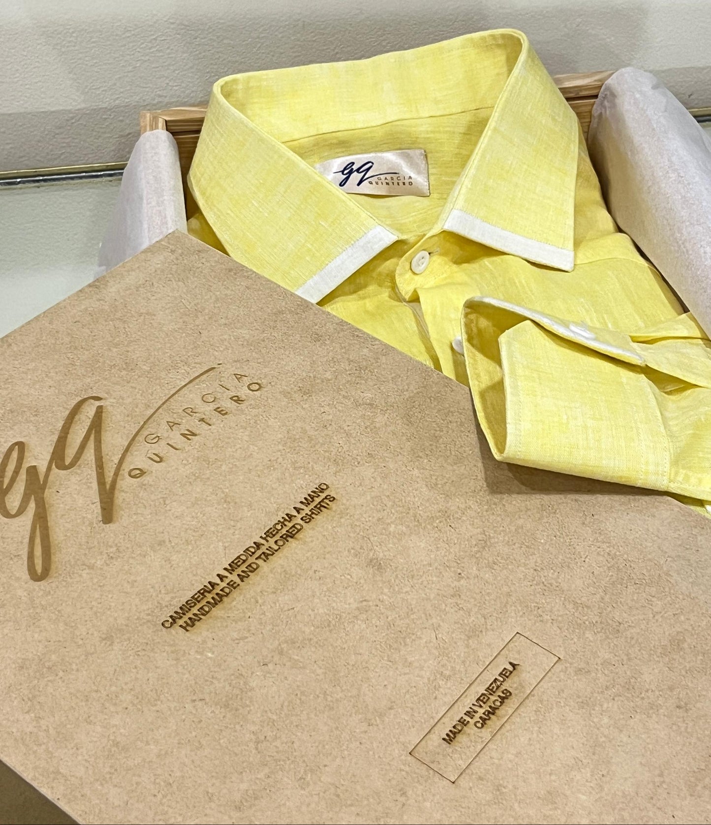 Guayabera amarilla vivos bancos