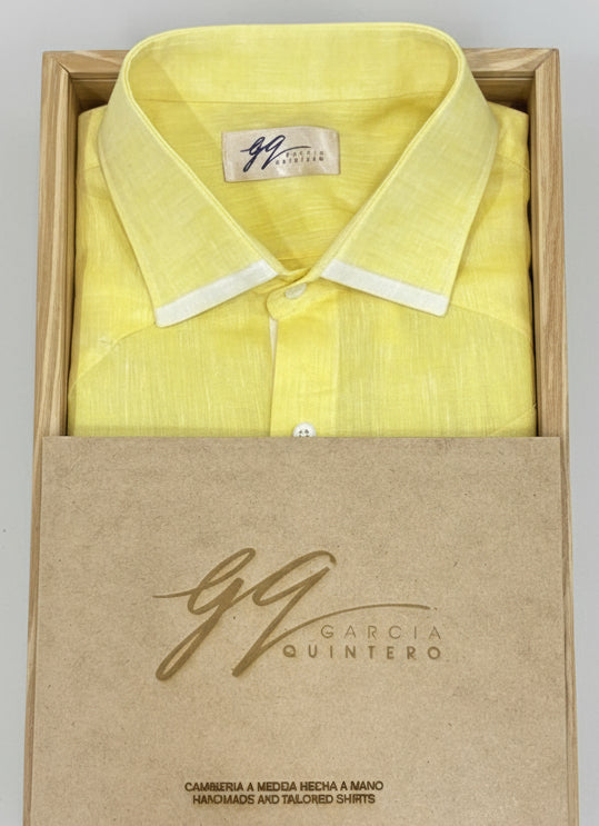 Guayabera amarilla vivos bancos