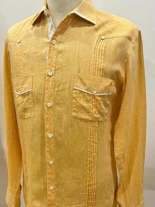 Guayabera naranja con vivos blancos