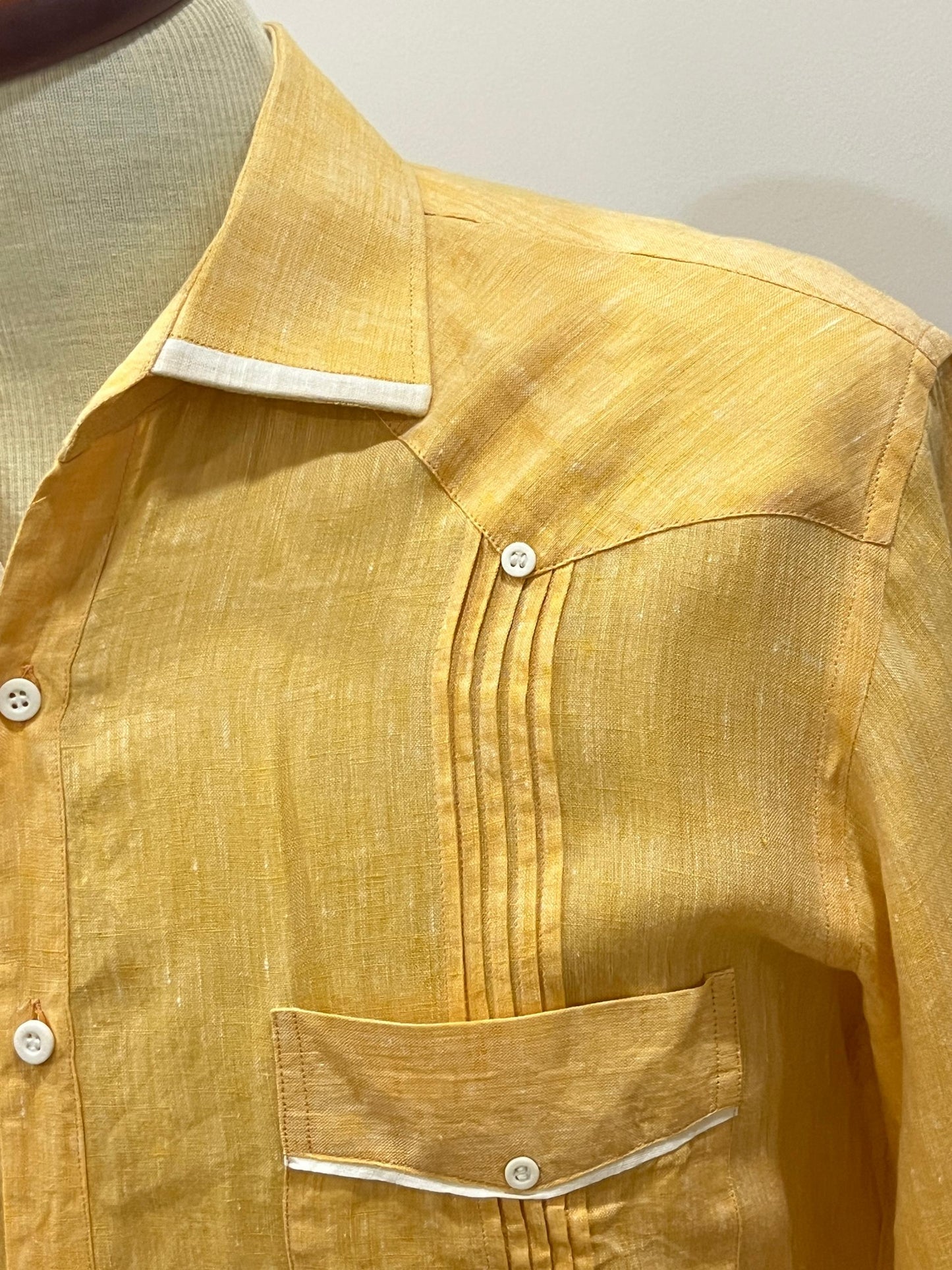 Guayabera naranja con vivos blancos
