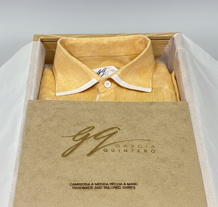 Guayabera naranja con vivos blancos