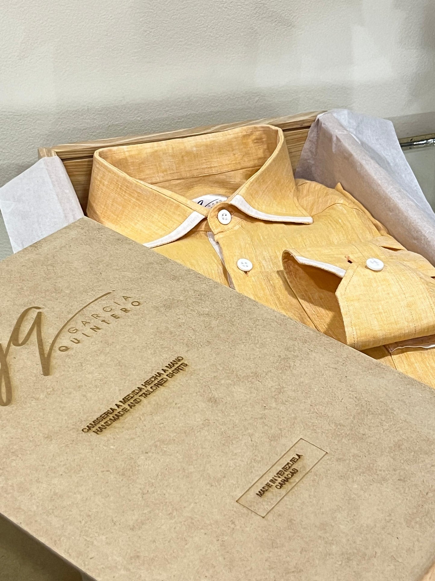 Guayabera naranja con vivos blancos