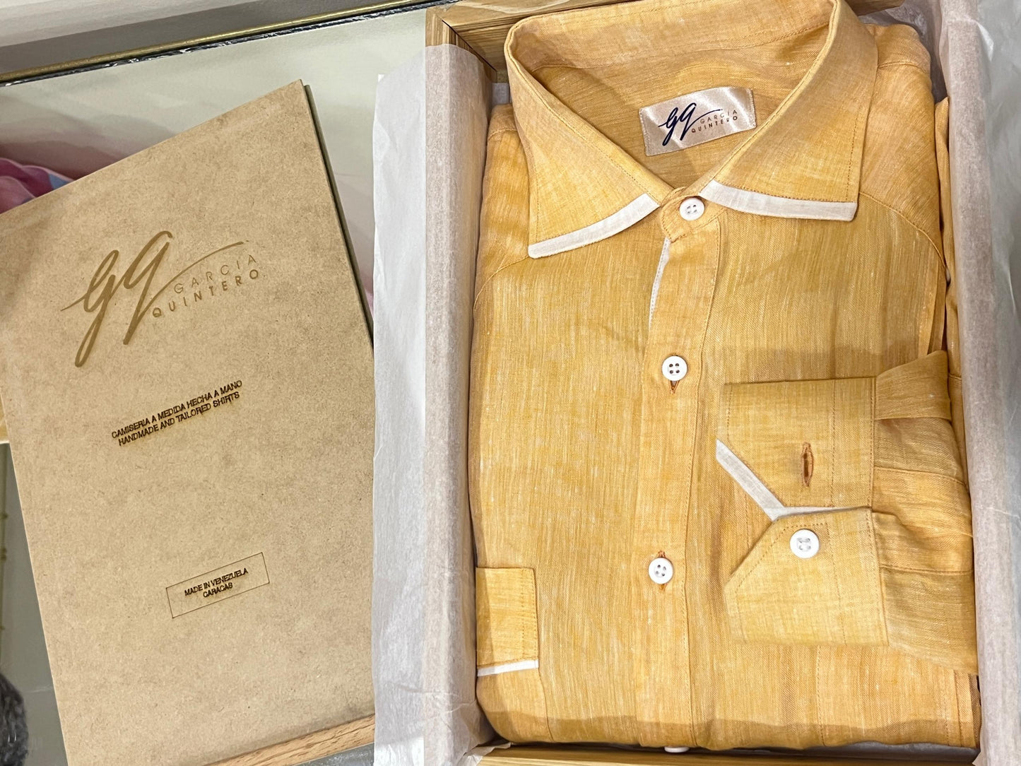 Guayabera naranja con vivos blancos