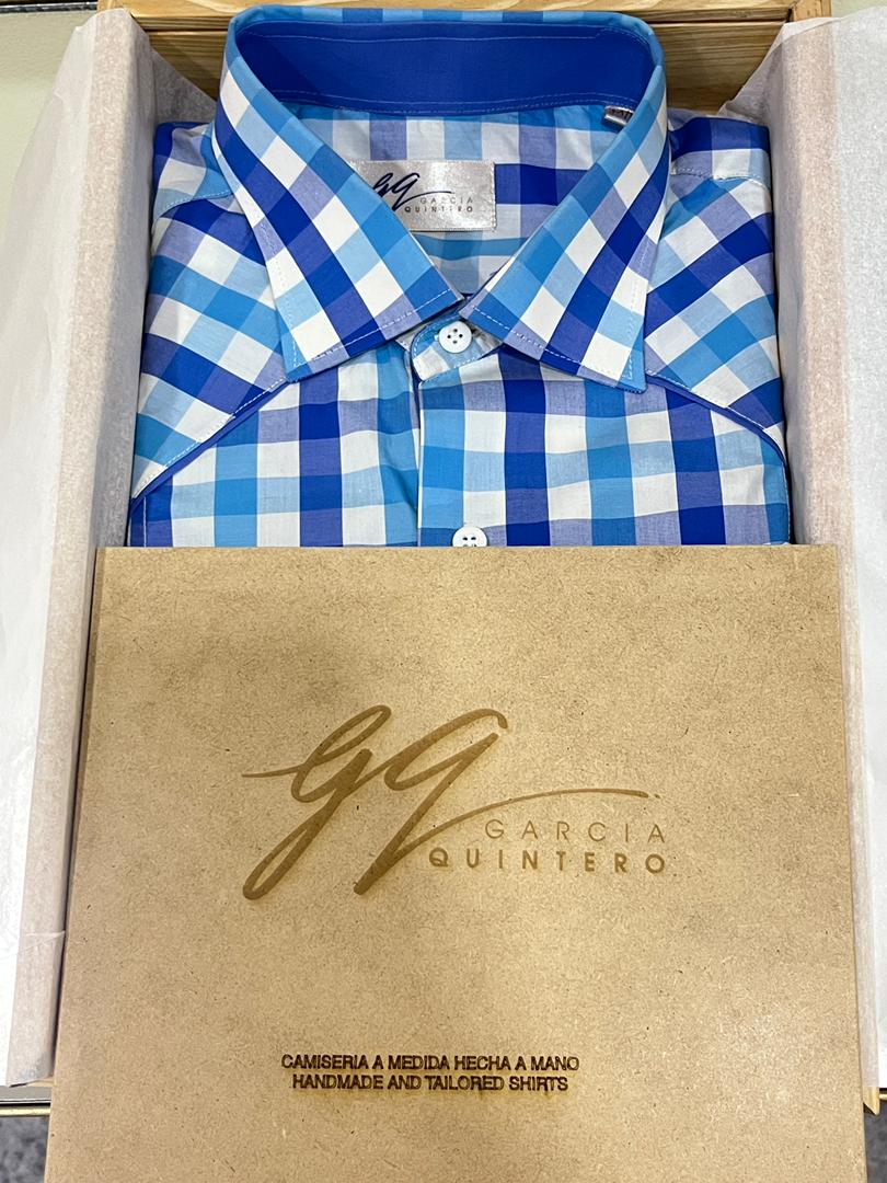 Guayabera azul de cuadros