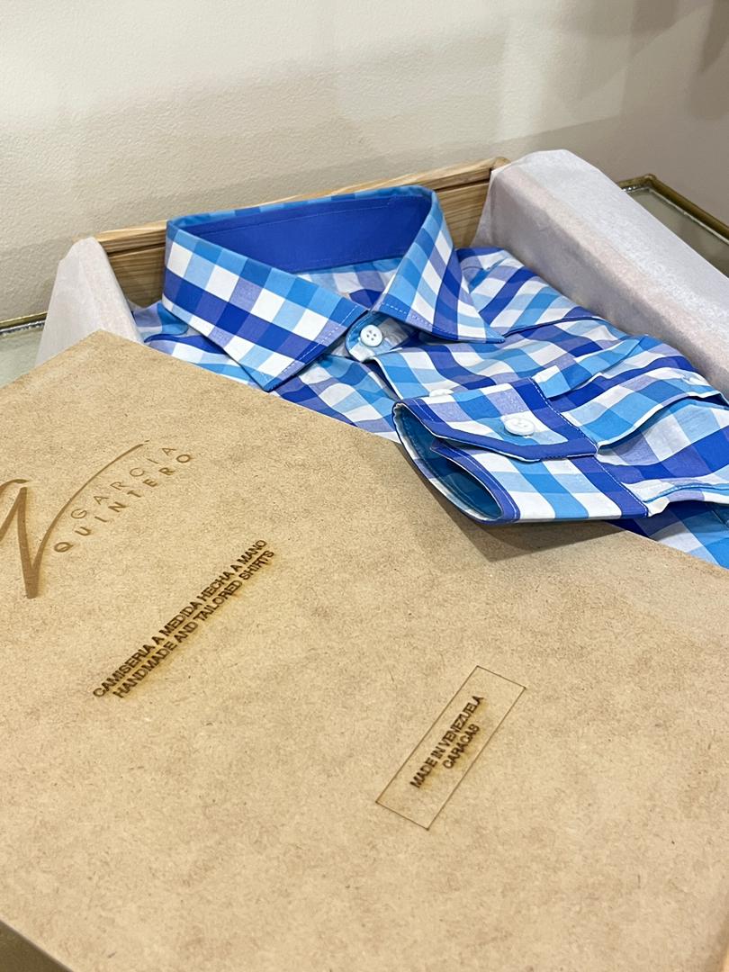 Guayabera azul de cuadros