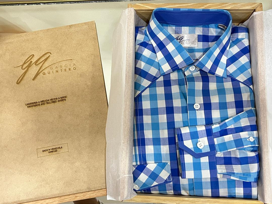 Guayabera azul de cuadros