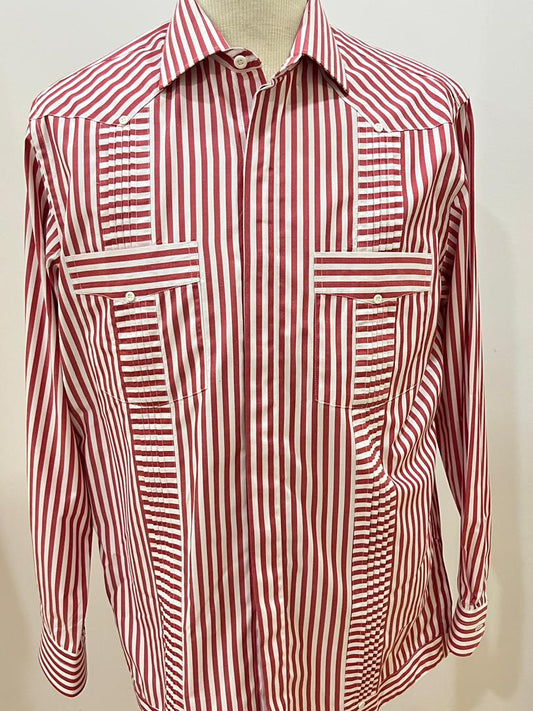 Guayabera de rayas rojas