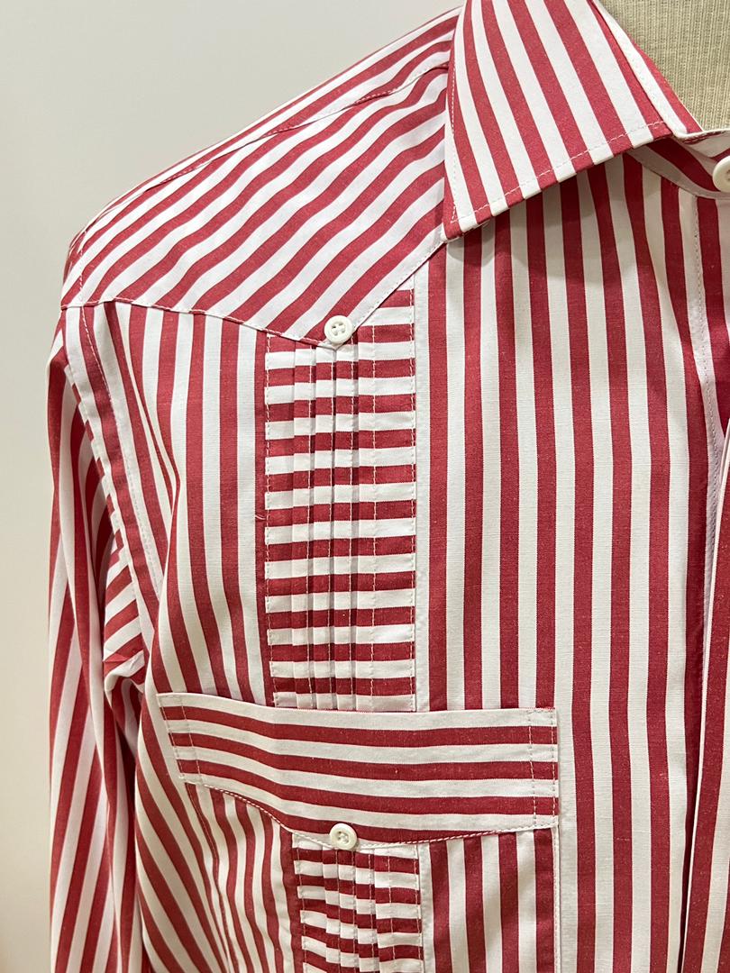 Guayabera de rayas rojas