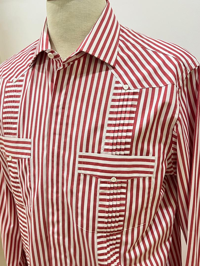 Guayabera de rayas rojas