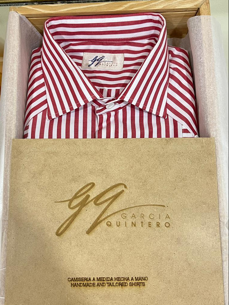 Guayabera de rayas rojas