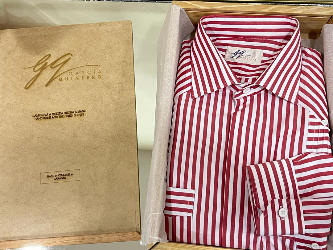 Guayabera de rayas rojas