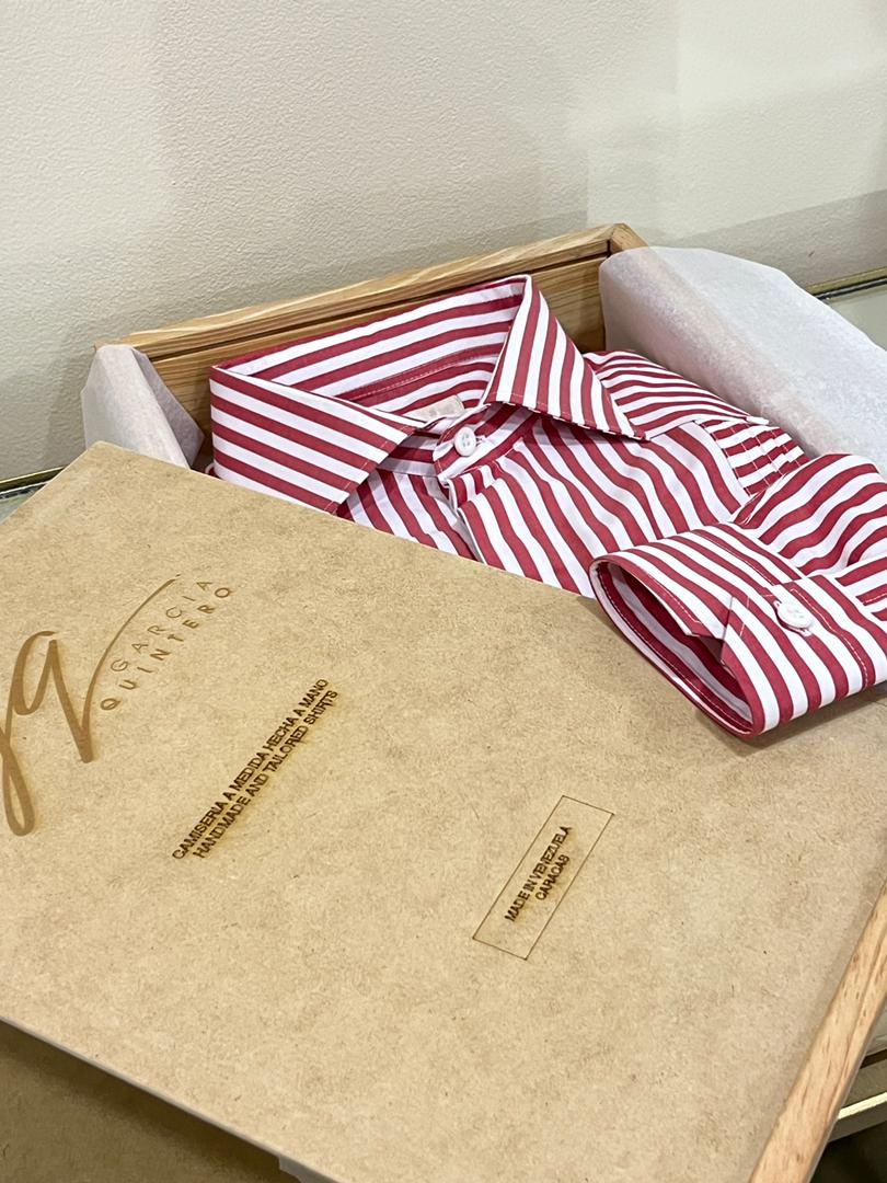 Guayabera de rayas rojas