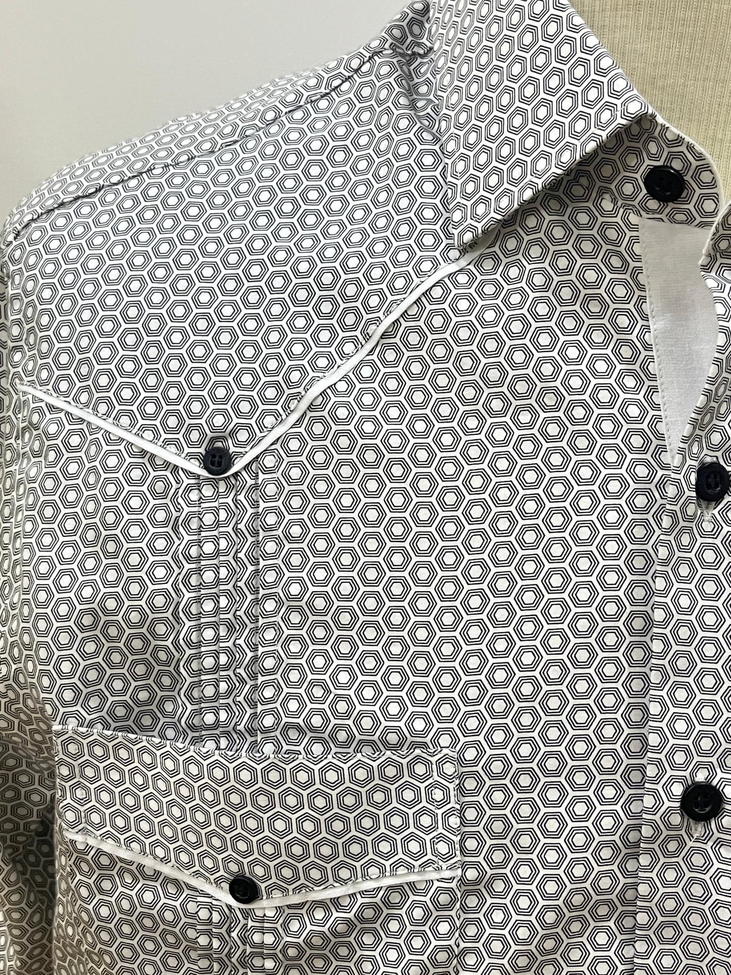 Guayabera hexágonos negros vivos blancos