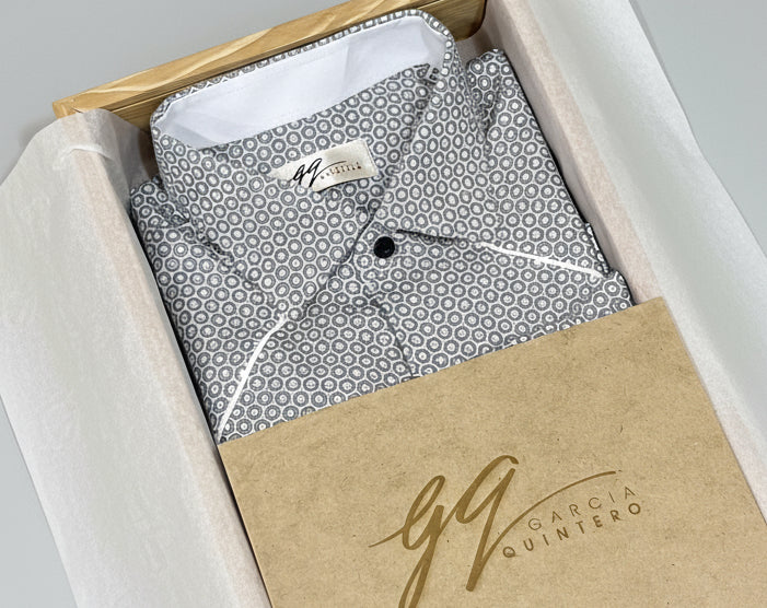 Guayabera hexágonos negros vivos blancos