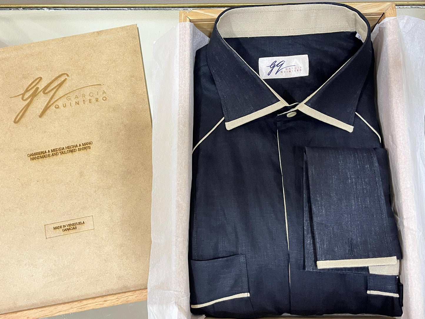 Guayabera negra con vivos beige