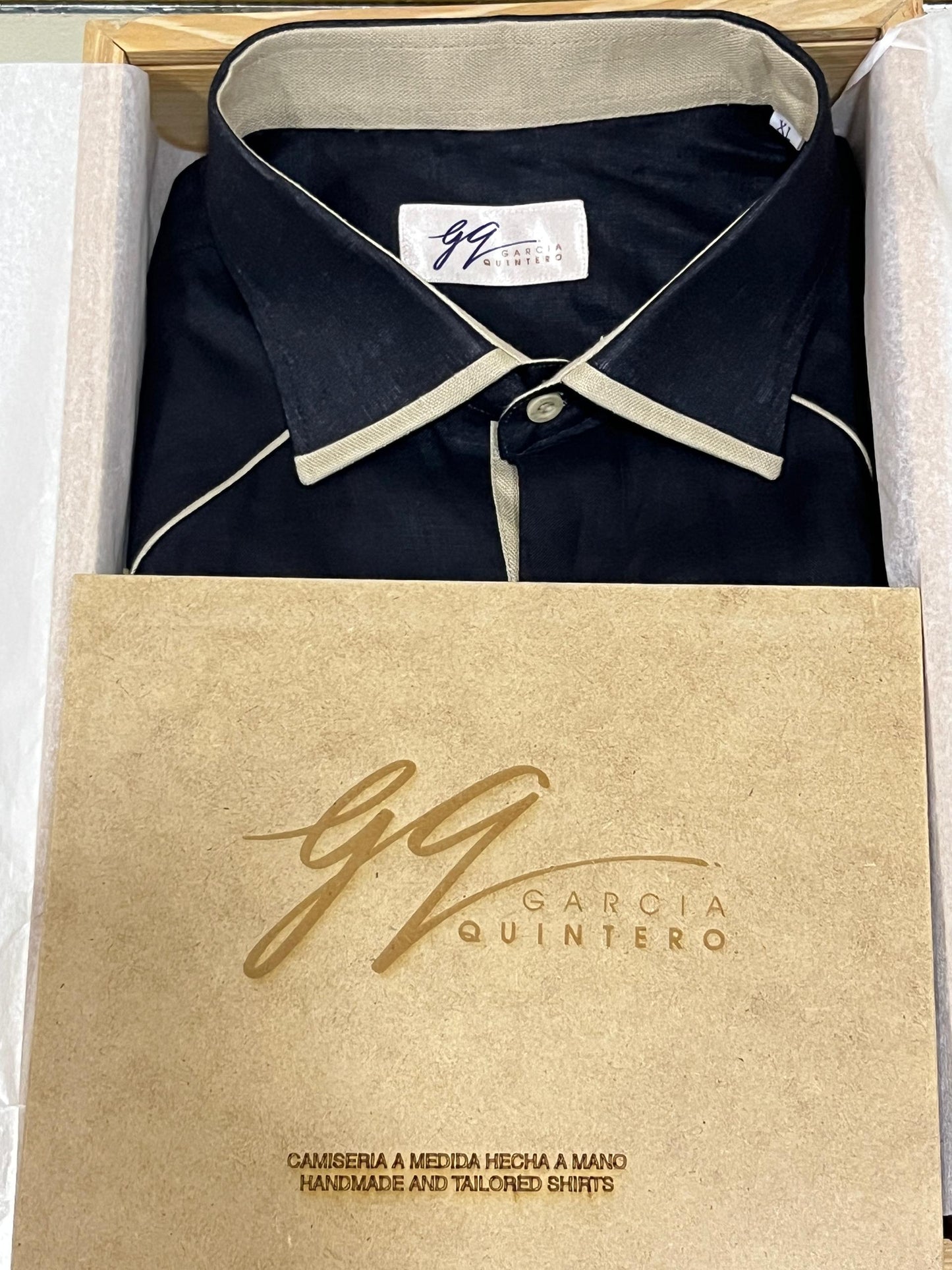 Guayabera negra con vivos beige