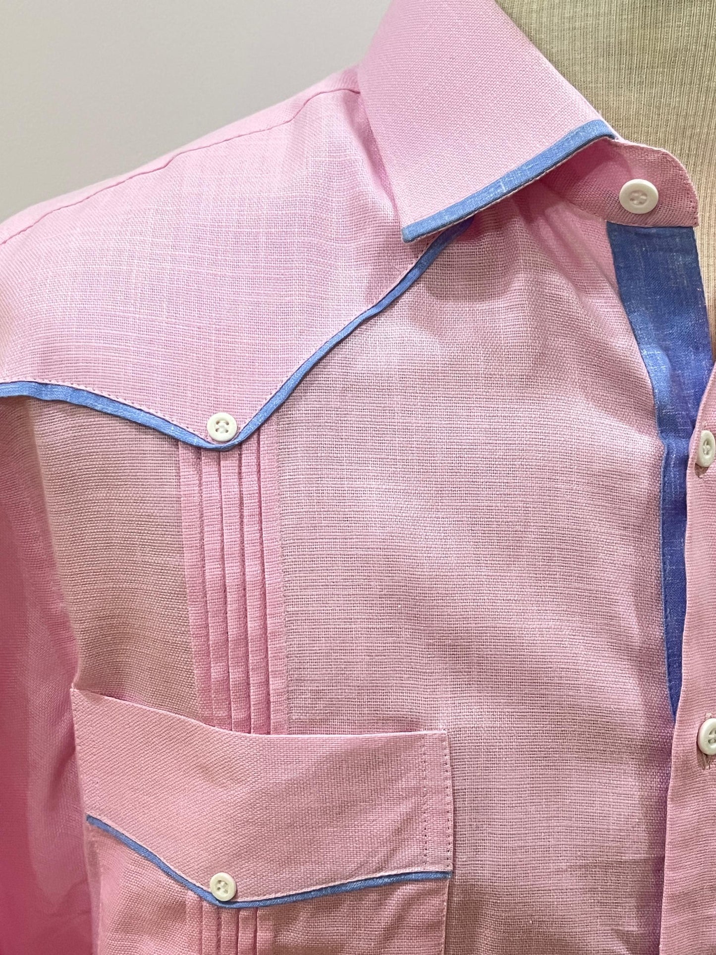 Guayabera Rosa con vivos azules