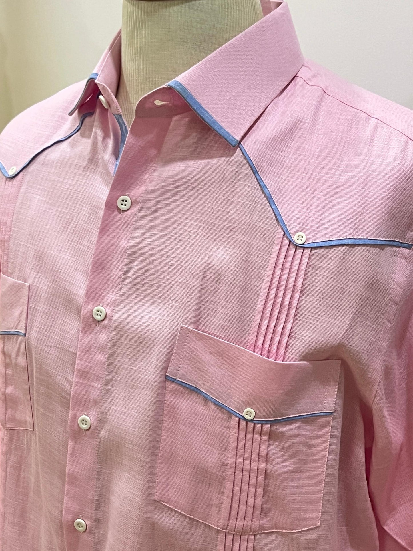 Guayabera Rosa con vivos azules