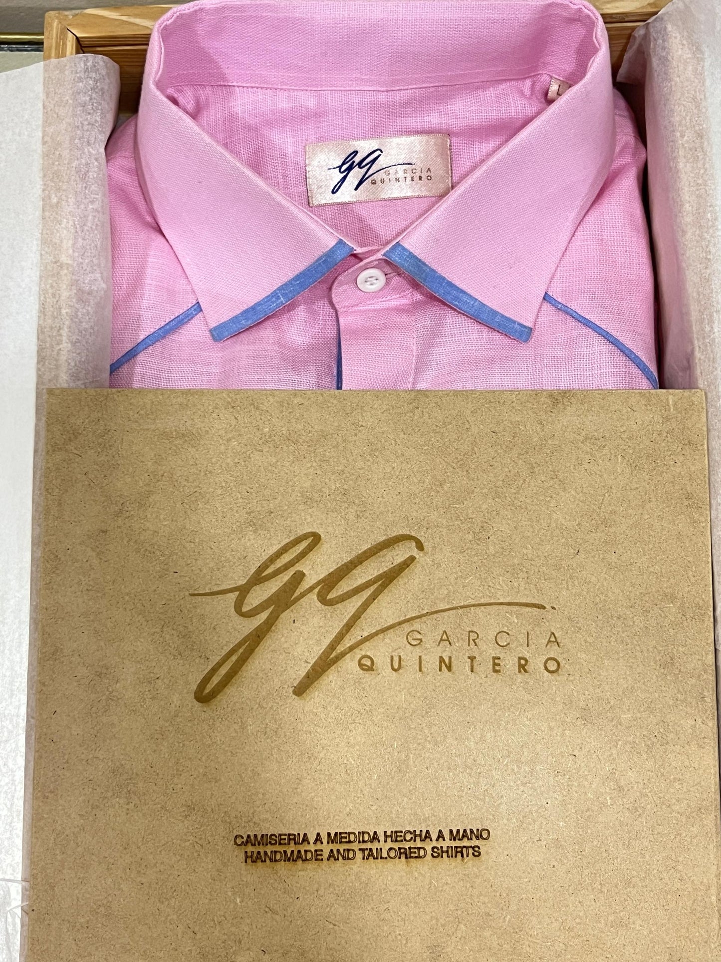 Guayabera Rosa con vivos azules