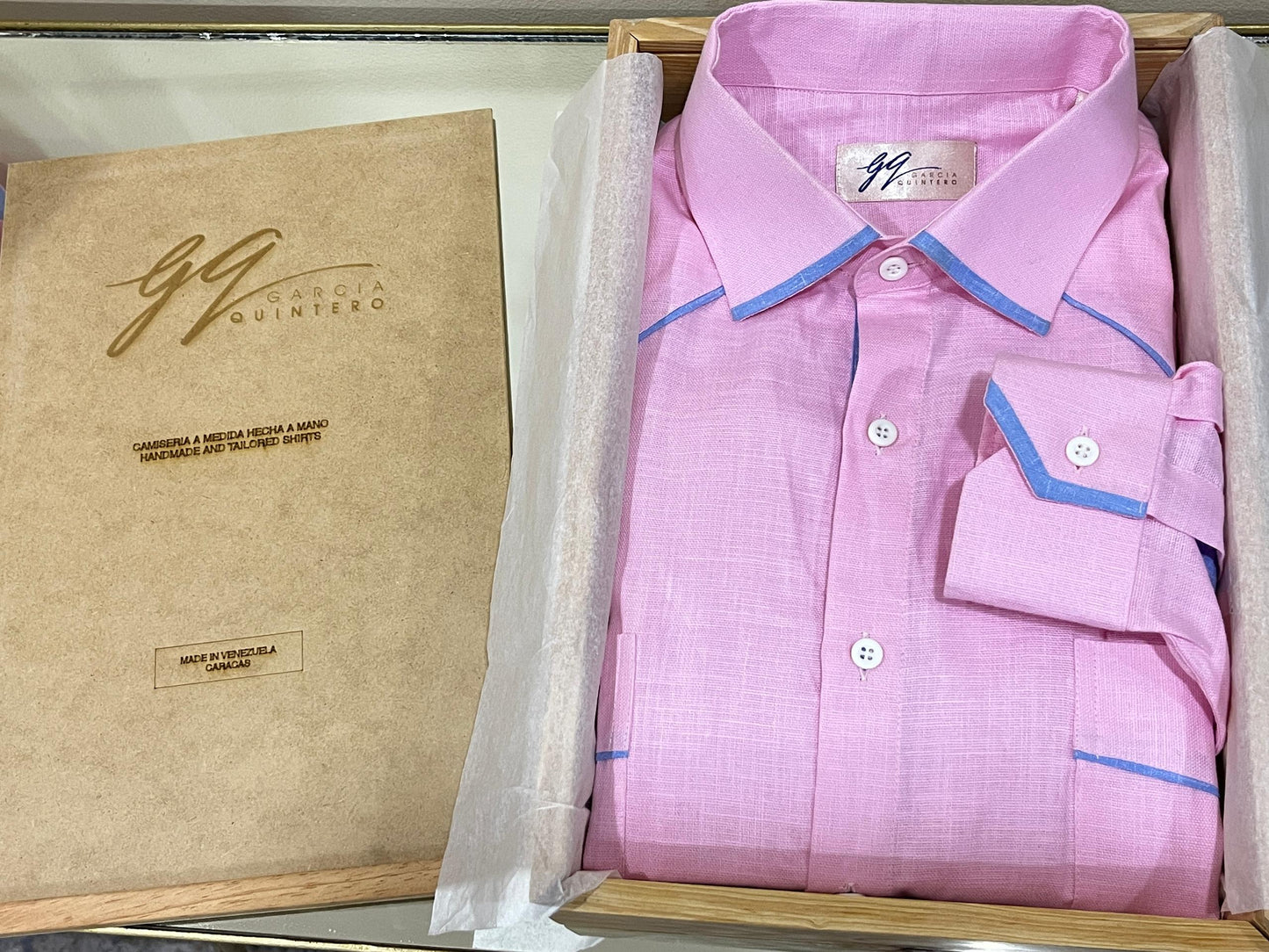Guayabera Rosa con vivos azules