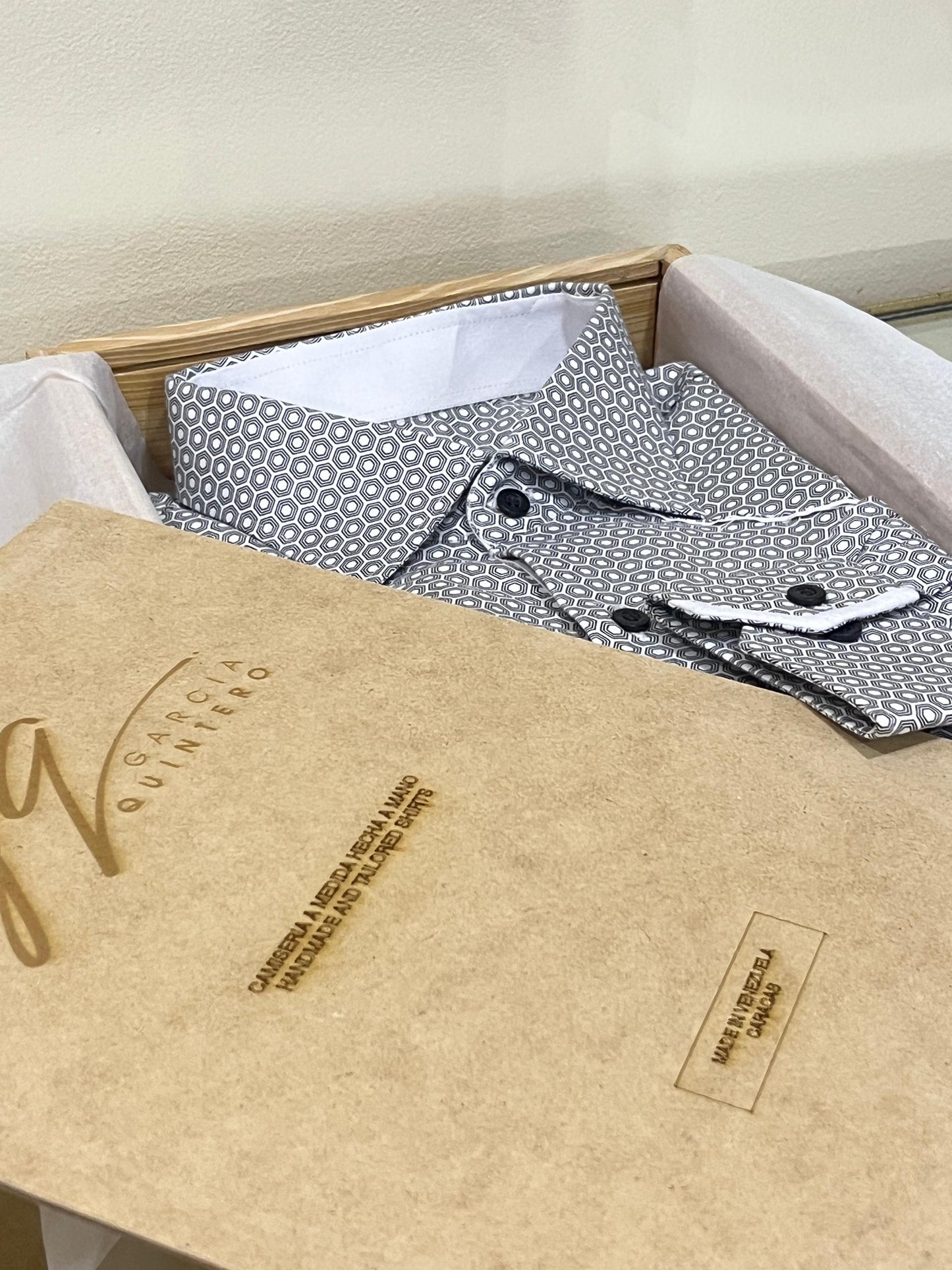 Guayabera hexágonos negros vivos blancos