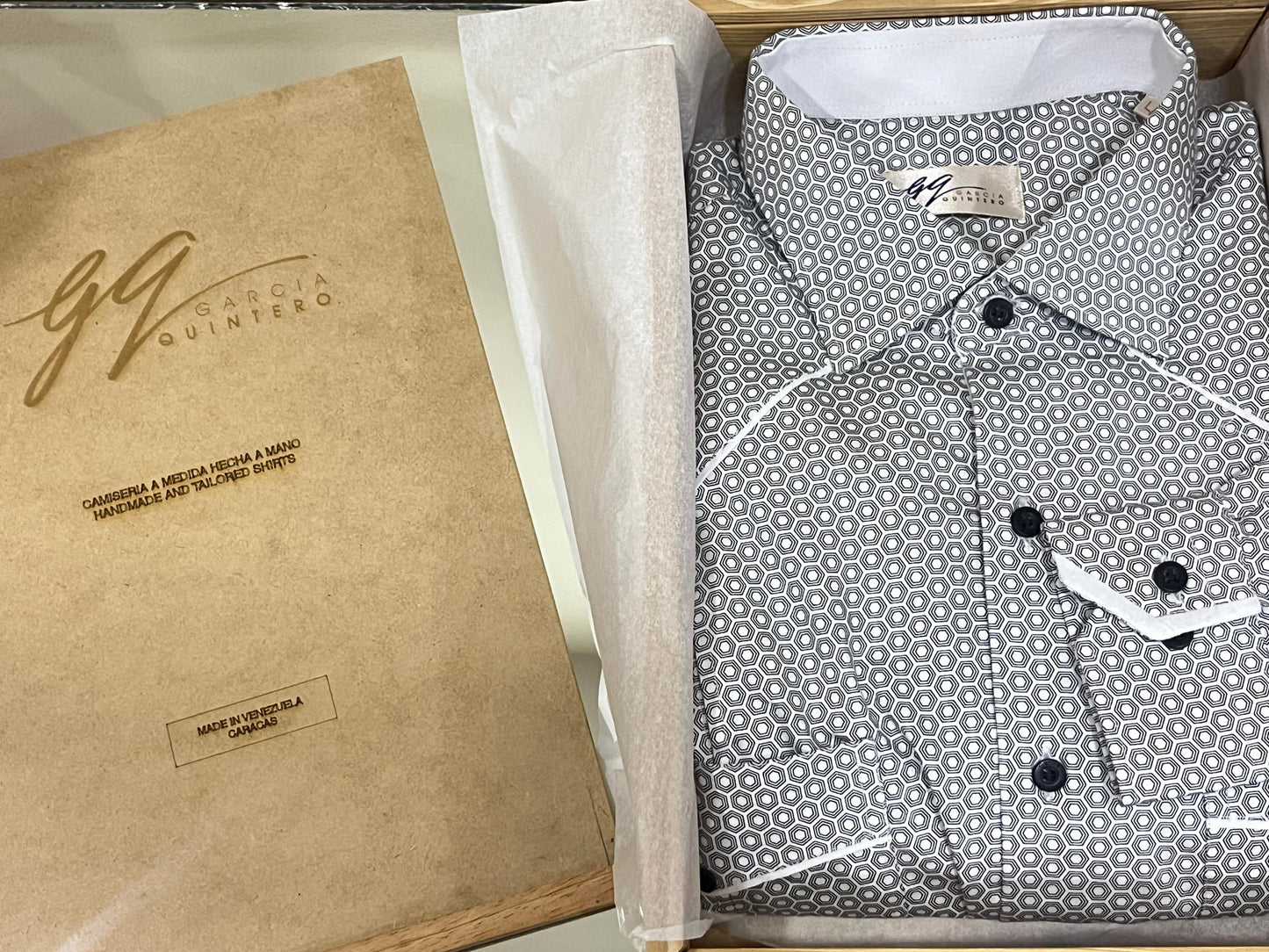 Guayabera hexágonos negros vivos blancos