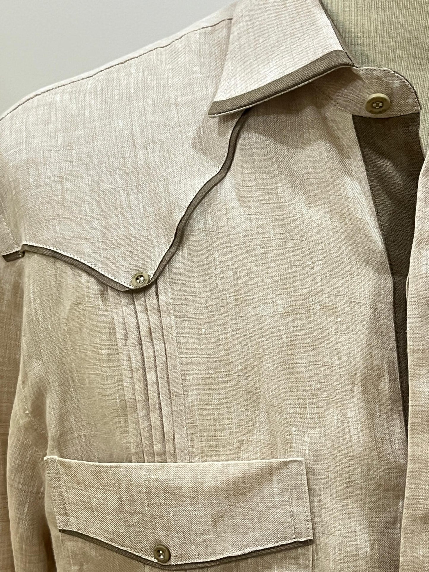 Guayabera beige con vivos marrones