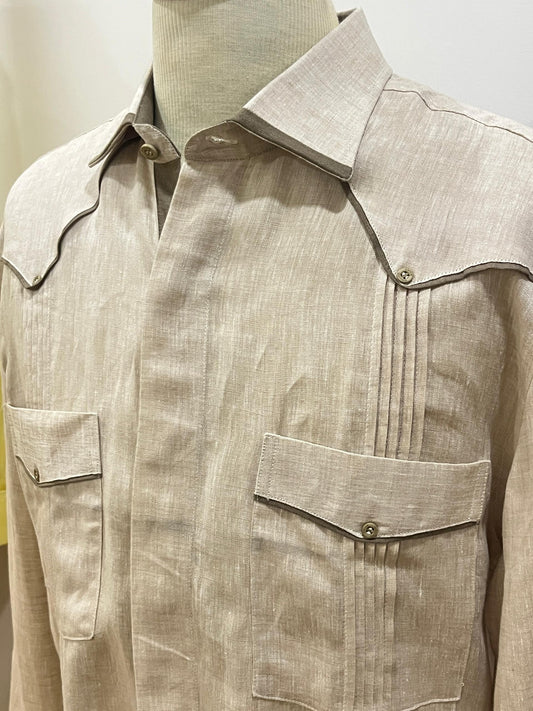 Guayabera beige con vivos marrones