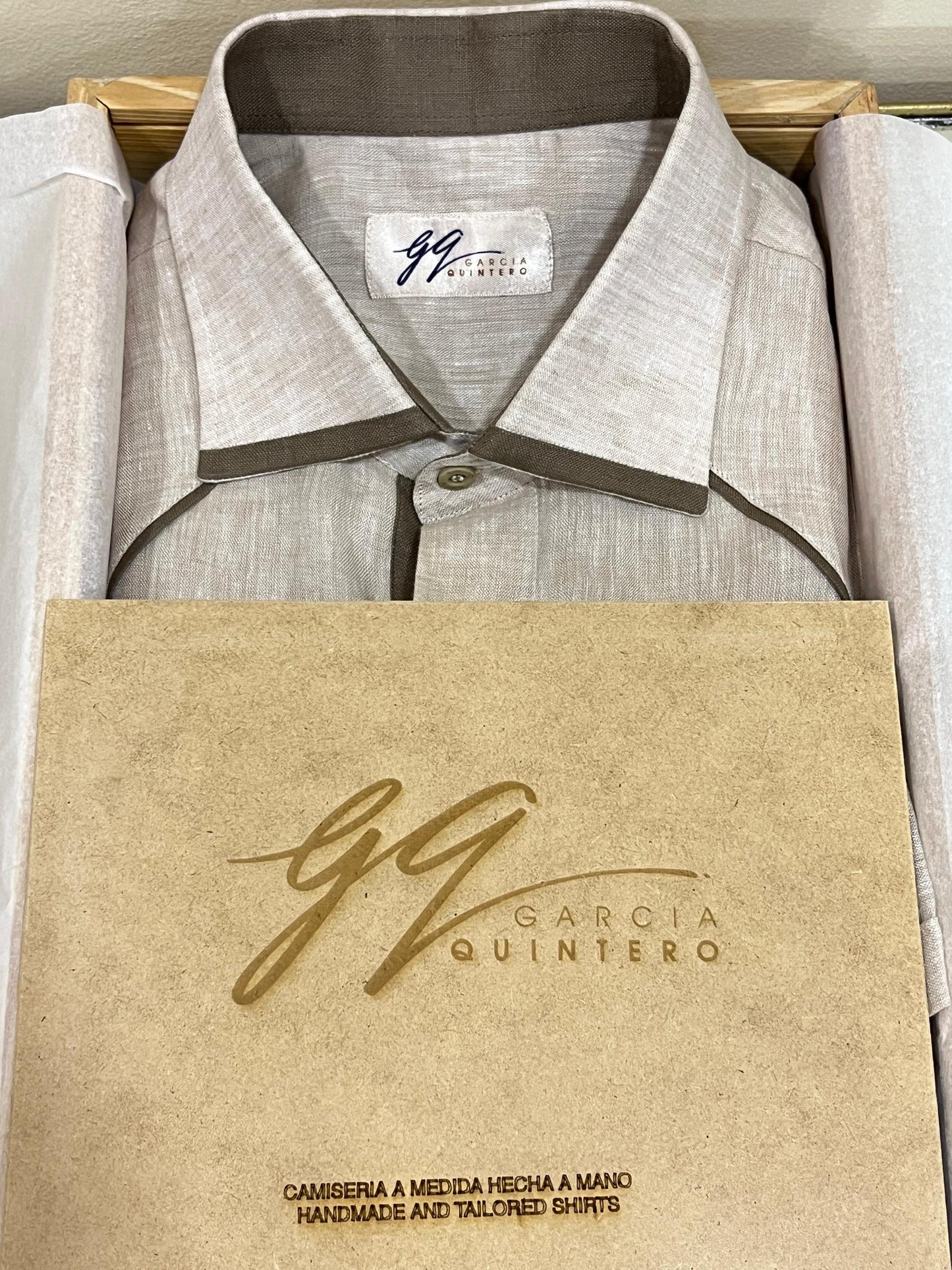 Guayabera beige con vivos marrones