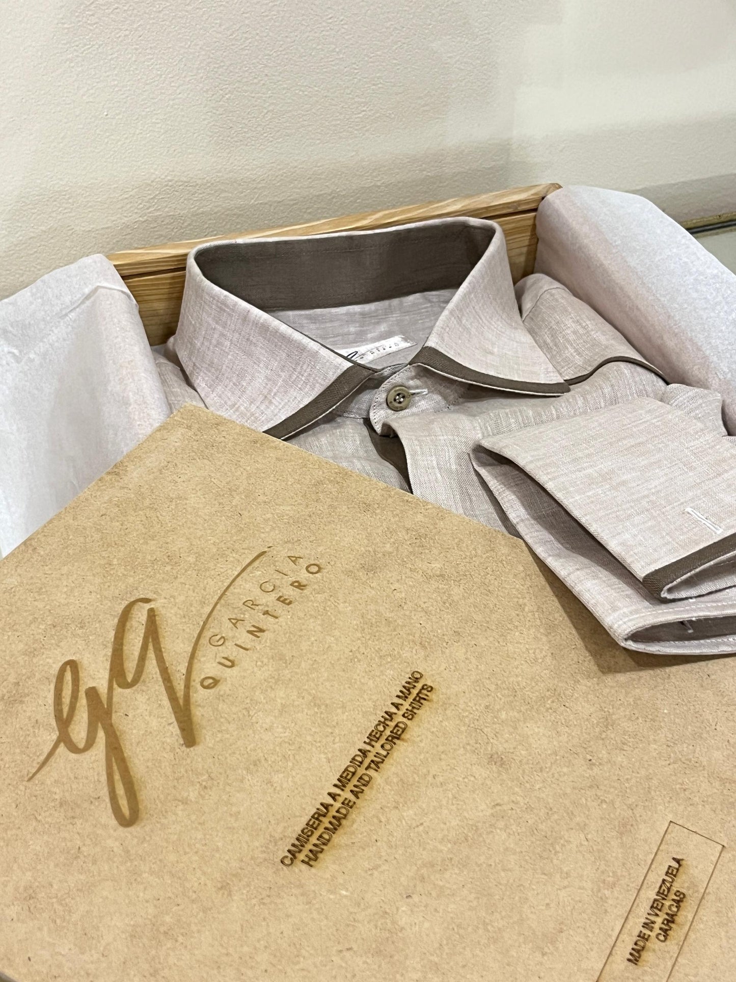 Guayabera beige con vivos marrones