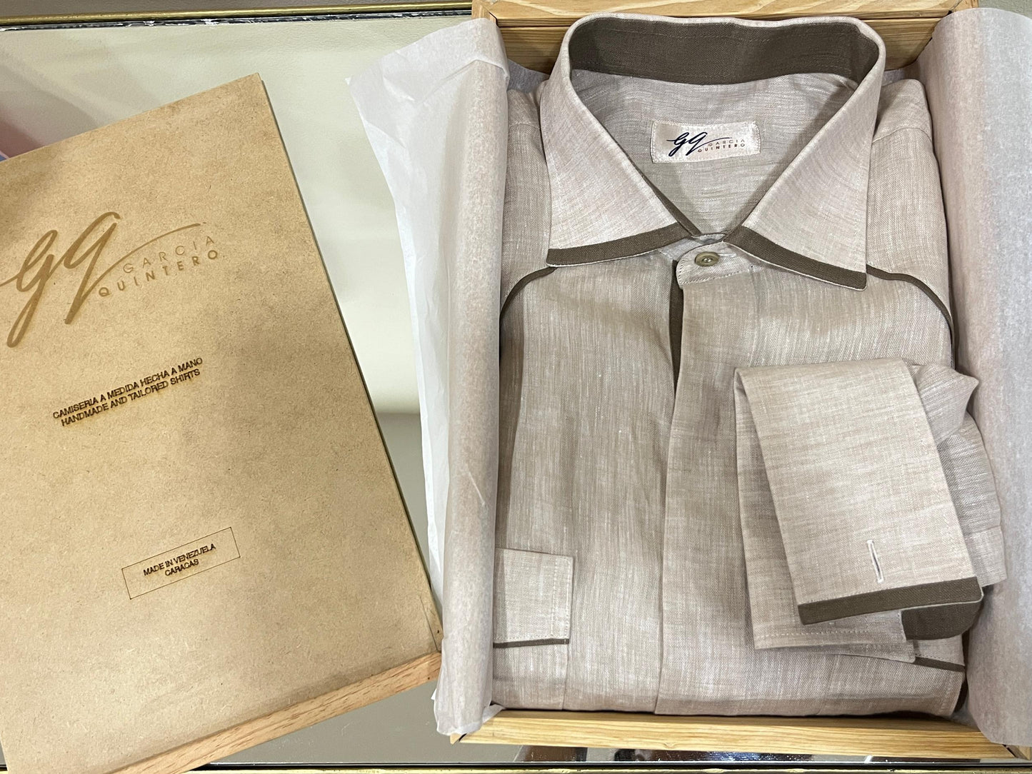 Guayabera beige con vivos marrones
