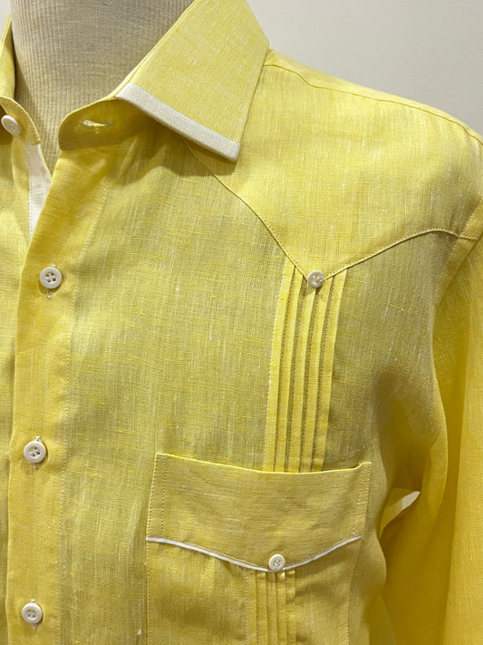 Guayabera amarilla vivos bancos