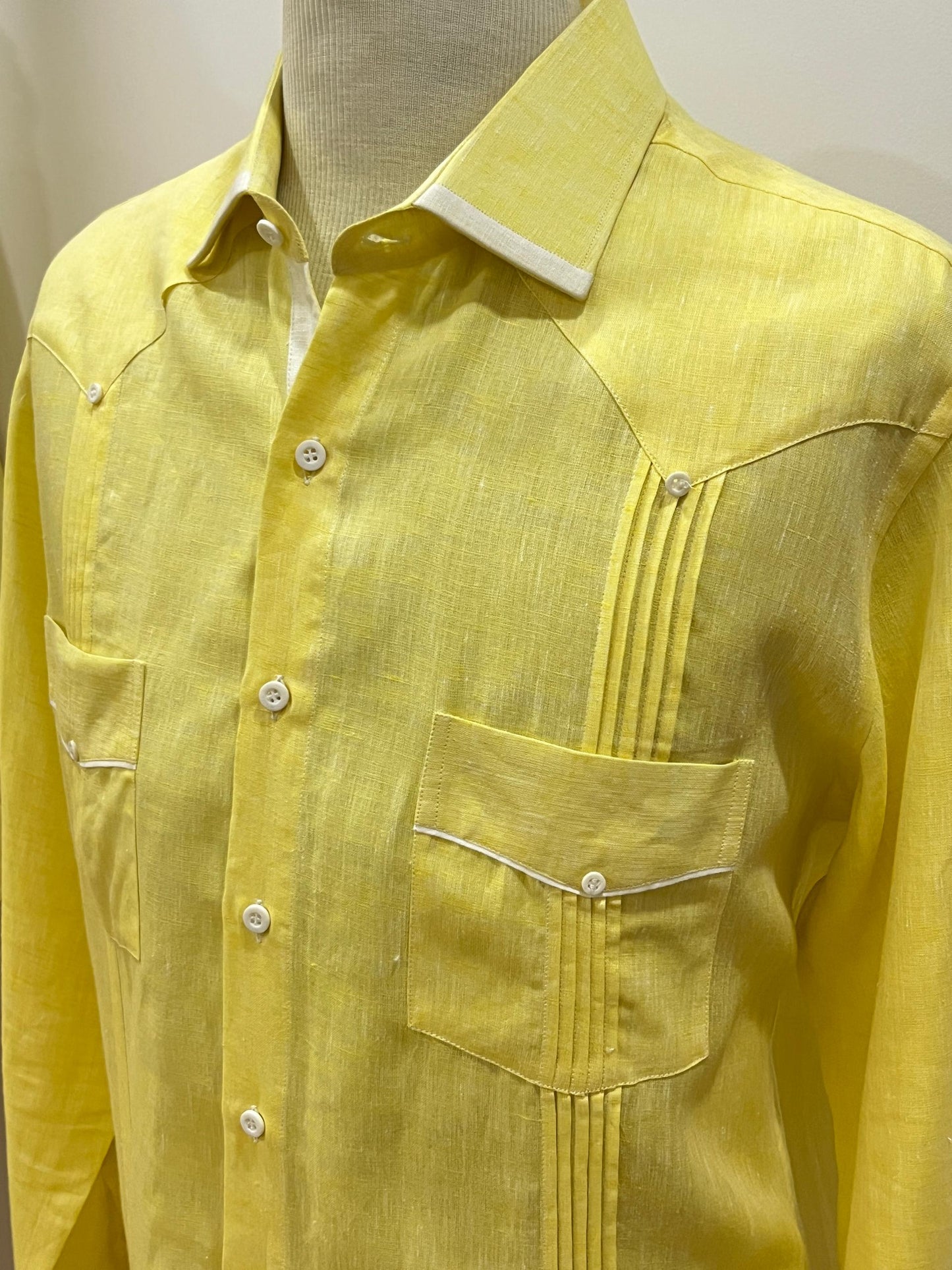 Guayabera amarilla vivos bancos