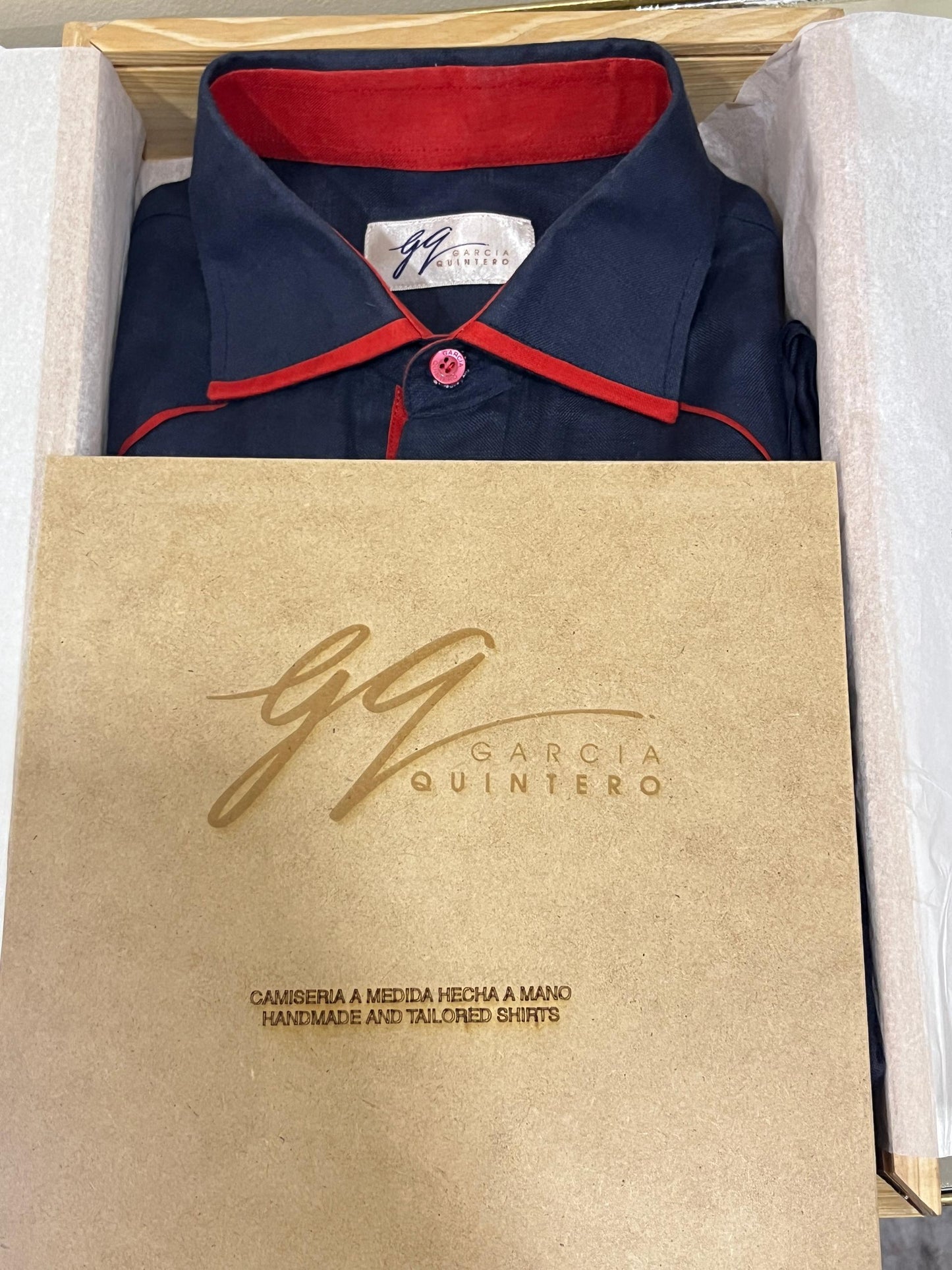Guayabera azul oscuro con vivos rojos