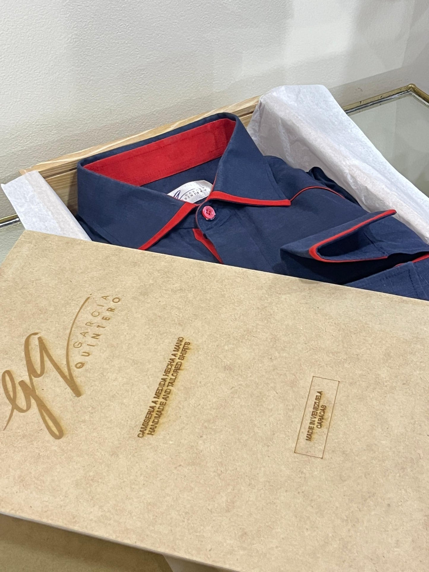 Guayabera azul oscuro con vivos rojos