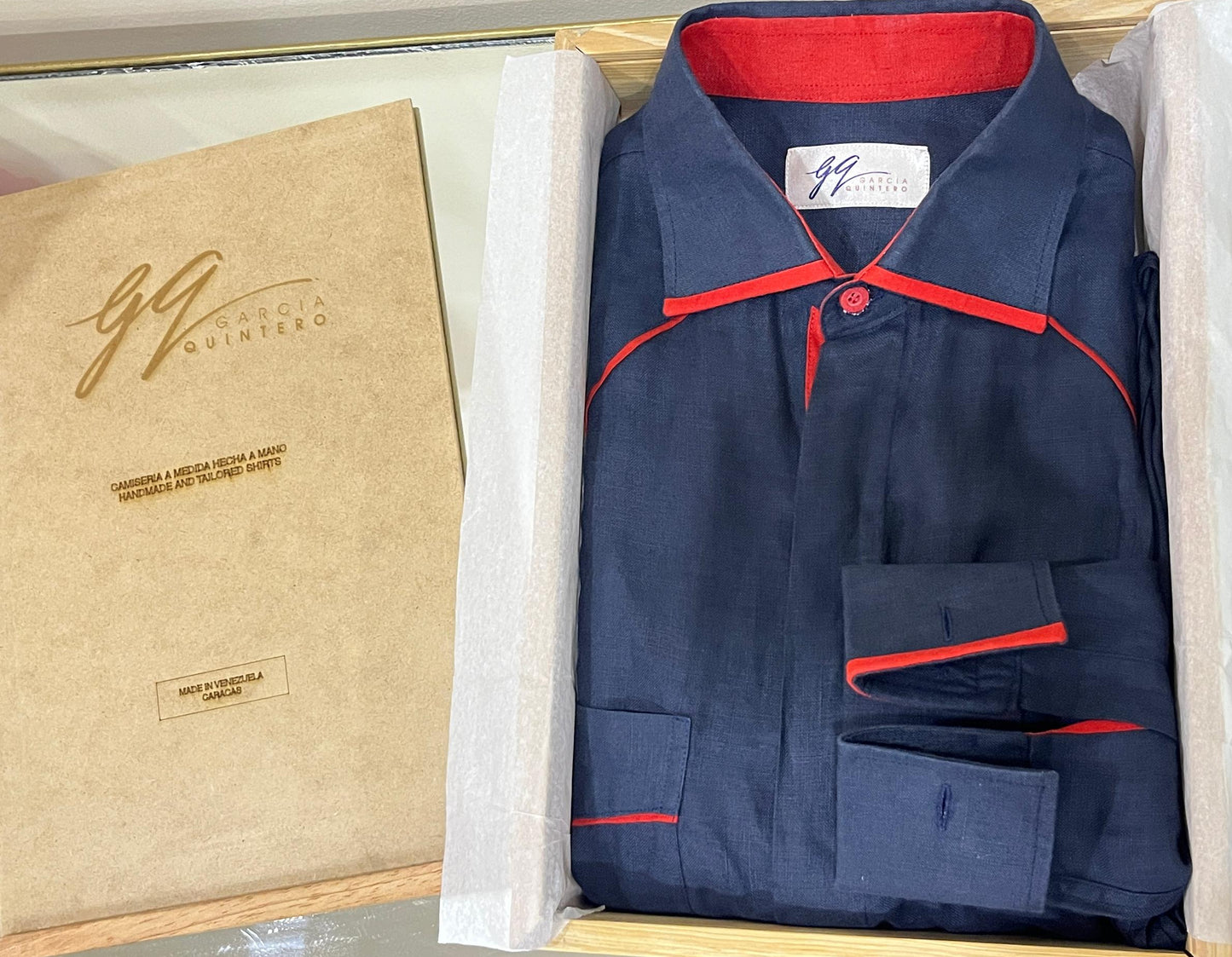 Guayabera azul oscuro con vivos rojos