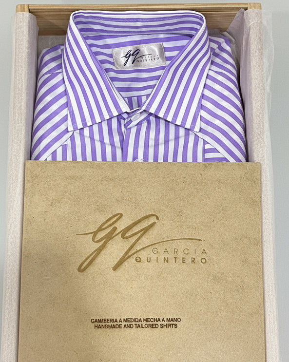 Guayabera de rayas moradas