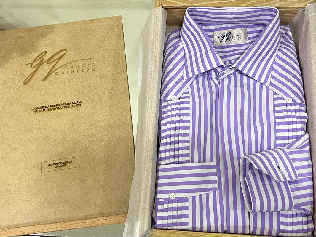 Guayabera de rayas moradas