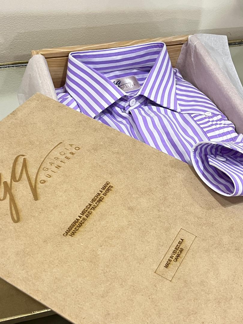 Guayabera de rayas moradas