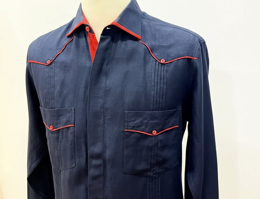 Guayabera azul oscuro con vivos rojos