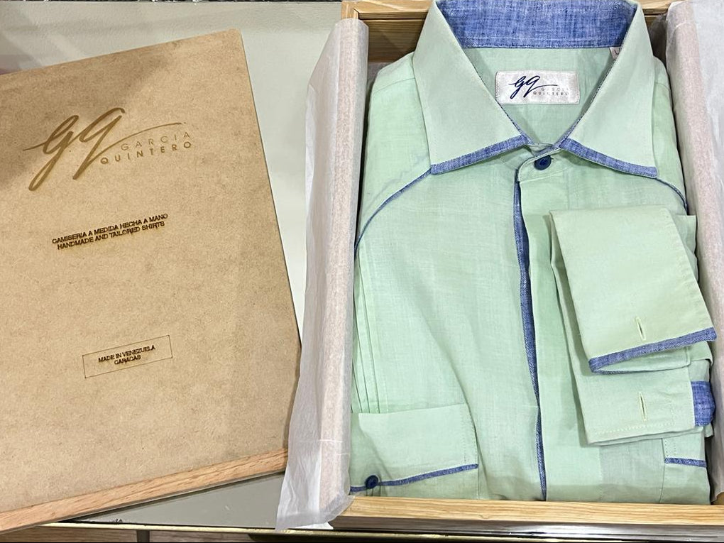 Guayabera Verde Pistacho con vivos azules