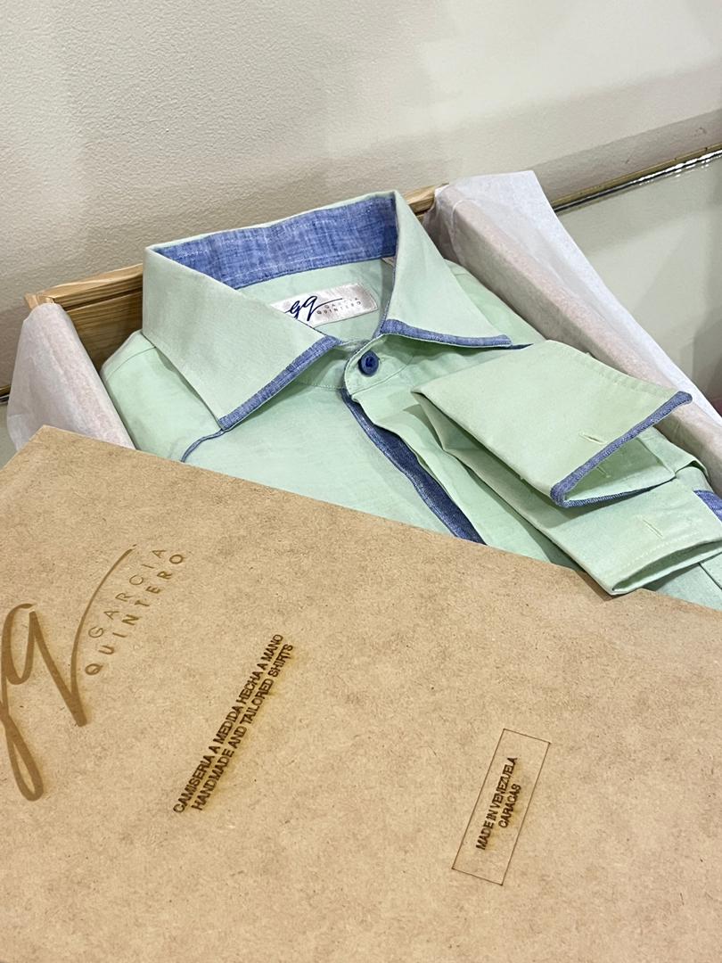 Guayabera Verde Pistacho con vivos azules