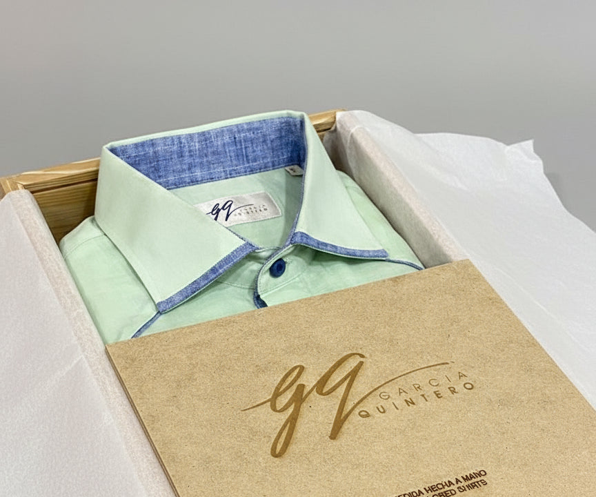 Guayabera Verde Pistacho con vivos azules