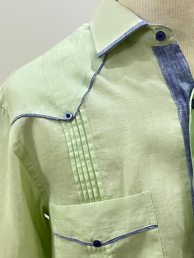 Guayabera Verde Pistacho con vivos azules
